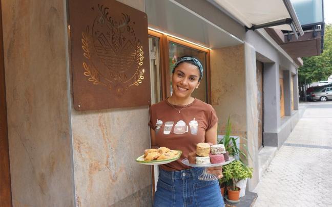 Alejandra Palliero, en el exterior de su establecimiento.
