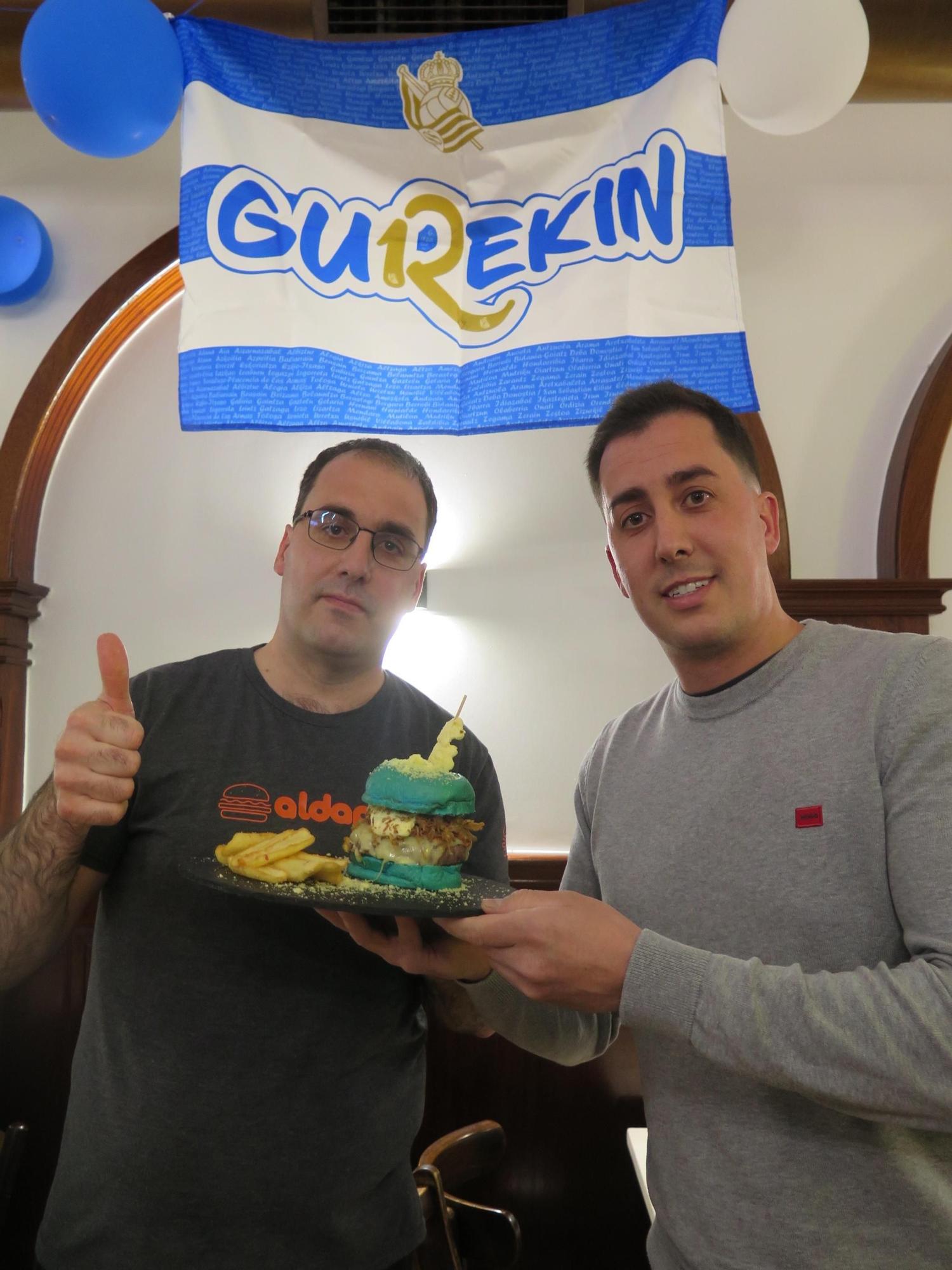 Aitor y Ander Larreategi, en el bar Aldapa, con la hamburguesa Txuri-Urdin.