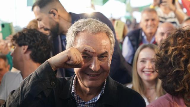 Zapatero hace el gesto de la ceja, que se adoptó como símbolo de apoyo al expresidente en las elecciones de 2008, en las que se impuso al popular Mariano Rajoy.