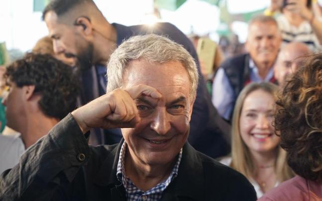 Zapatero hace el gesto de la ceja, que se adoptó como símbolo de apoyo al expresidente en las elecciones de 2008, en las que se impuso al popular Mariano Rajoy.