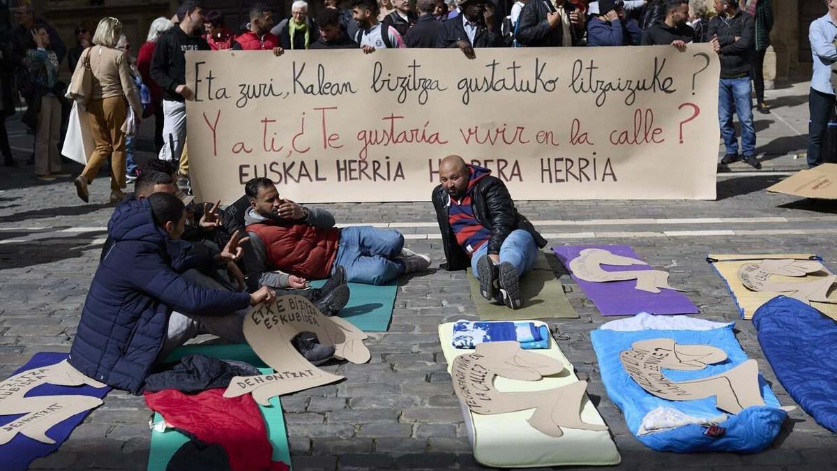 Colectivos y personas sin hogar en la concentración de este mediodía en Pamplona