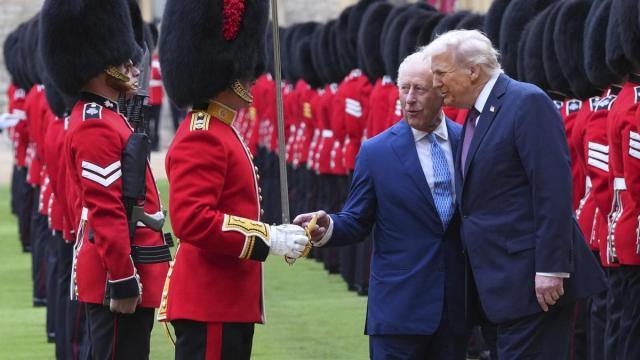 Trump regala a Carlos III una réplica de la espada de Eisenhower durante su visita