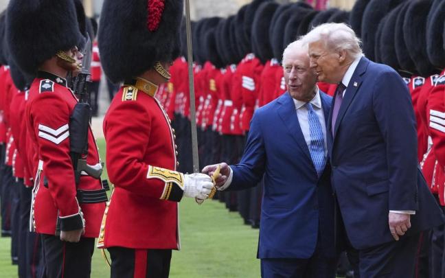 Trump regala a Carlos III una réplica de la espada de Eisenhower durante su visita