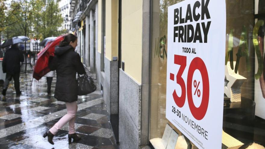 Escaparate de una tienda de ropa en un Black Friday.