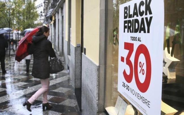 Escaparate de una tienda de ropa en un Black Friday.