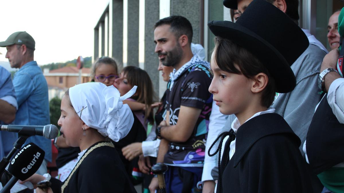 Leire e Iñigo viviendo el emocionante momento de dirigirse a su pueblo como alcaldes txikis de los Sanfaustos