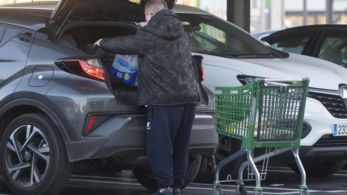 La cesta de la compra, pese a las rebajas en el IVA de alimentos básicos, sigue castigando a muchas familias.