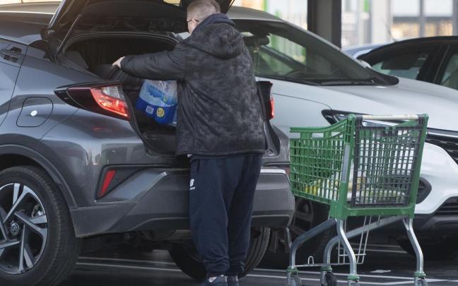 La cesta de la compra, pese a las rebajas en el IVA de alimentos básicos, sigue castigando a muchas familias.