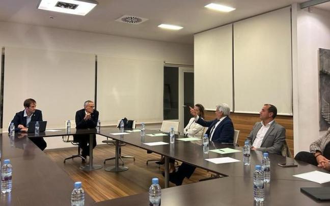 Momento de la reunión mantenida el martes entre los miembros de la Federación Española y los de la Guipuzcoana. / N.G.