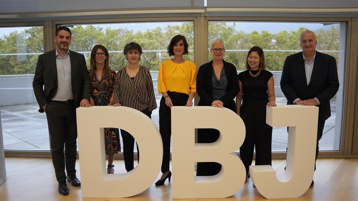 Miembros de la organización y panelistas de las jornadas durante la sesión inaugural en el Palacio Euskaduna de Bilbao