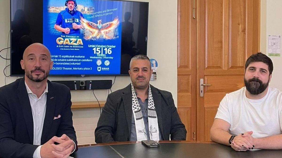 Yousef Alhelou, acompañado por el alcalde de Eibar, Jon Iraola, y el concejal de Cultura, Andoni Zabala, en la presentación del documental..