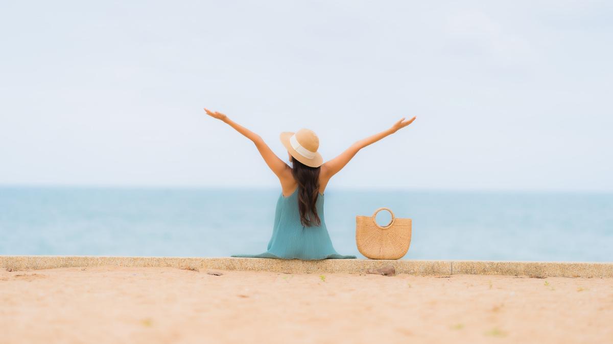 Una mujer, disfrutando de la playa.