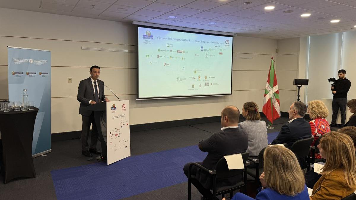 El vicelehendakari segundo y consejero de Economía, Trabajo y Empleo, Mikel Torres, durante el acto.