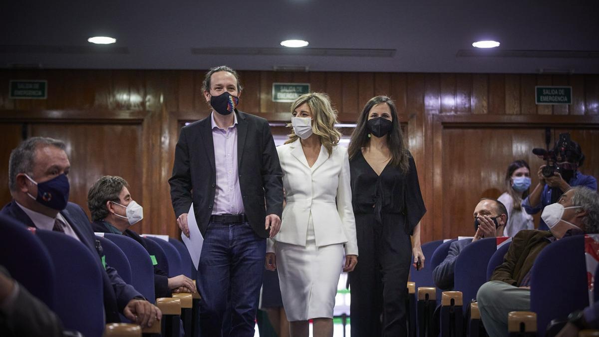 El vicepresidente segundo y ministro de Derechos Sociales y Agenda 2030 saliente, Pablo Iglesias; la nueva vicepresidenta tercera y ministra de Trabajo y Economía social, Yolanda Díaz; y la nueva ministra de Derechos Sociales y Agenda 2030, Ione Belarra; a su llegada al traspaso de carteras ministeriales. 31 de marzo de 2021.