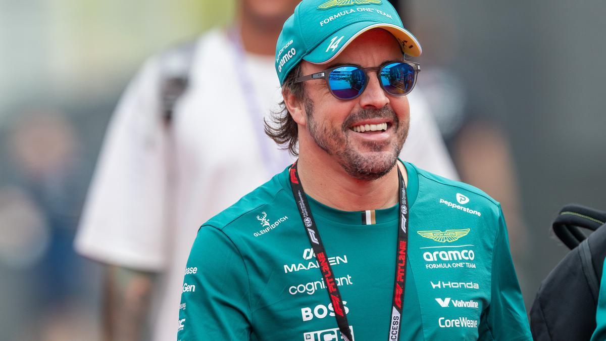 Fernando Alonso, con los colores de Aston Martin.