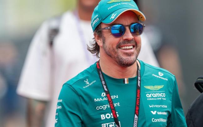 Fernando Alonso, con los colores de Aston Martin.