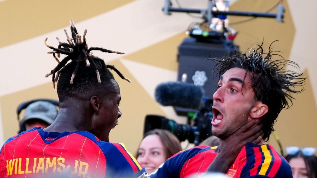 Nico Williams y Ferran Torres celebran el 1-0.