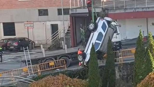 Espectacular rescate del coche que estuvo a punto de caer a las vías del tren en Elgoibar
