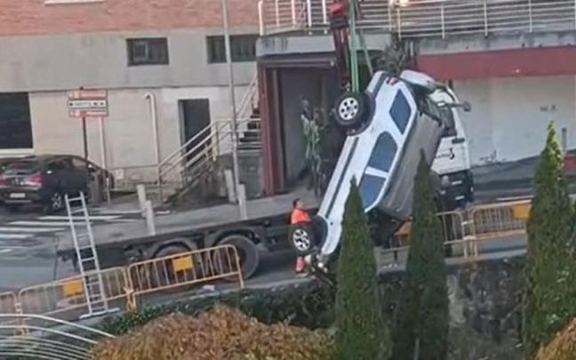 Espectacular rescate del coche que estuvo a punto de caer a las vías del tren en Elgoibar