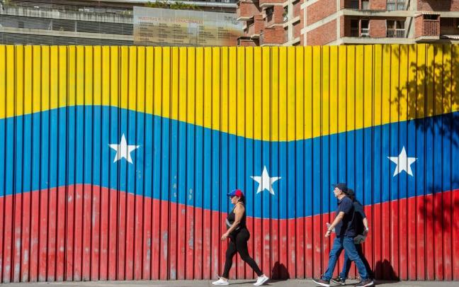 Bandera venezolana en una calle de Caracas.