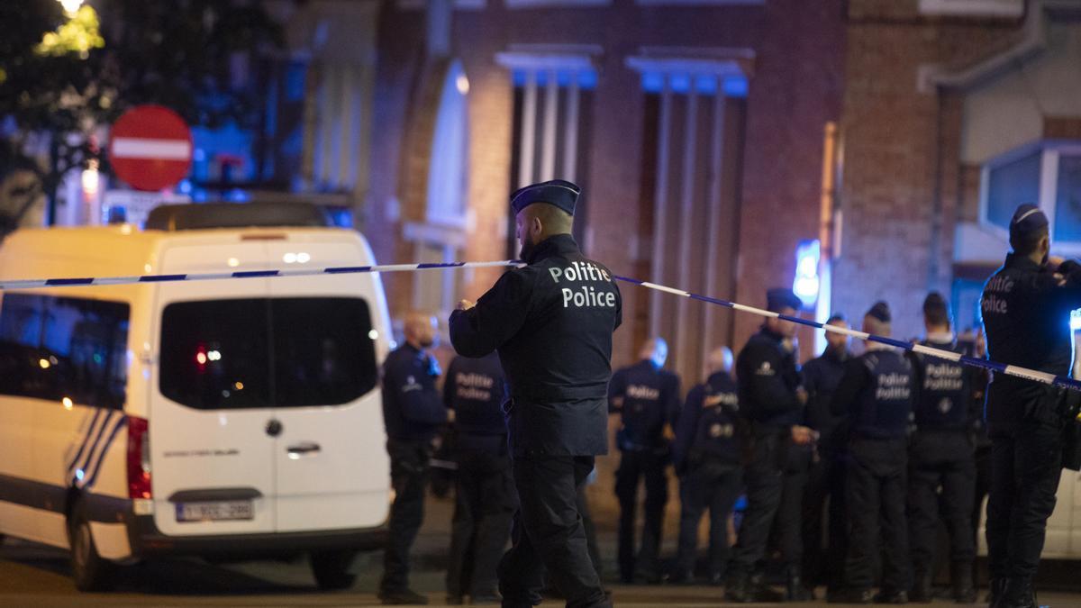 Dispositivo desplegado tras el atentado en la capital belga. | Bélgica eleva al máximo el nivel de amenaza terrorista para Bruselas.