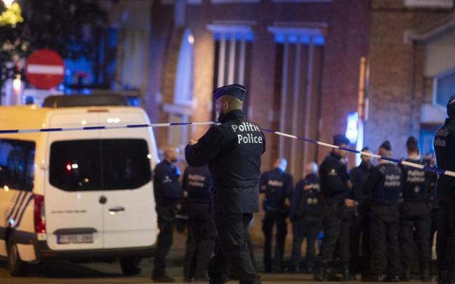 Dispositivo desplegado tras el atentado en la capital belga. | Bélgica eleva al máximo el nivel de amenaza terrorista para Bruselas.