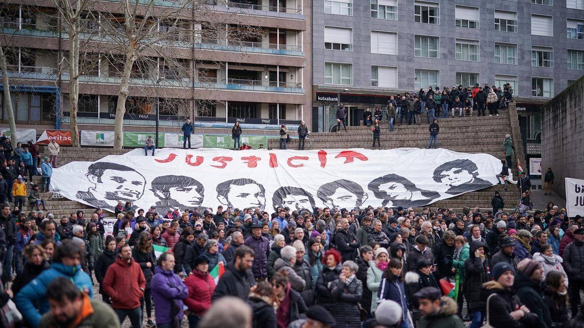 Manifestación en memoria de los cinco asesinados en el 3 de marzo.