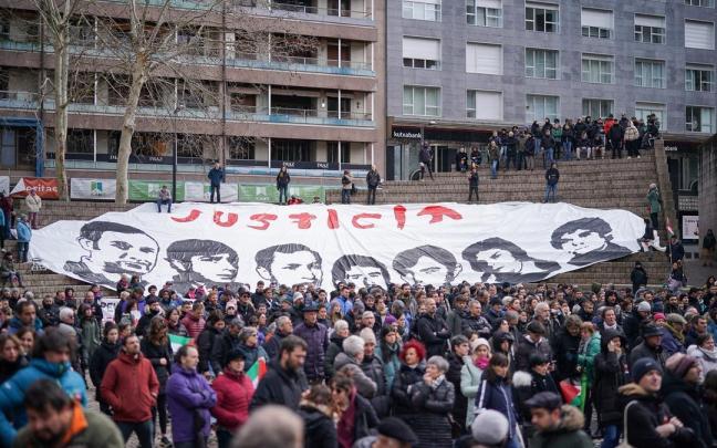 Manifestación en memoria de los cinco asesinados en el 3 de marzo.