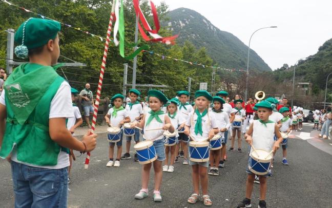 La tamborrada infantil volverán a llenar de alegría las calles de Mendaro el día del Niño. / Aitor La tamborrada infantil volverán a llenar de alegría las calles de Mendaro el día del Niño.