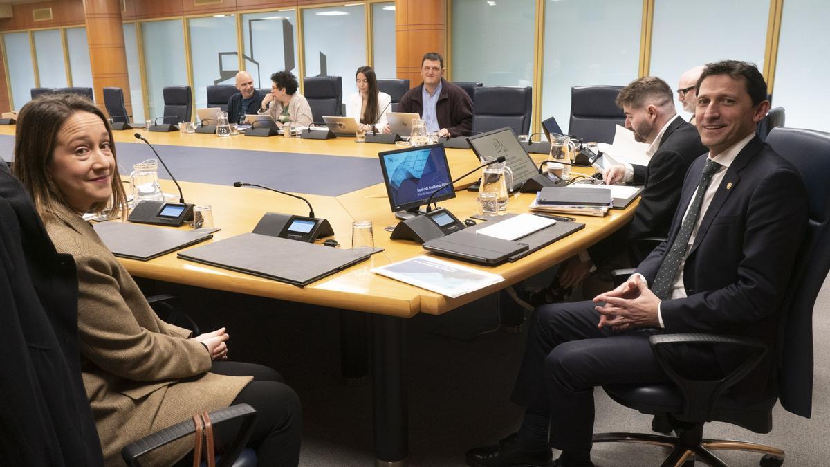 Noël d'Anjou y Amaia del Villar, en la Comisión de Hacienda y Finanzas