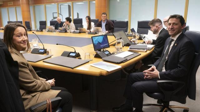 Noël d'Anjou y Amaia del Villar, en la Comisión de Hacienda y Finanzas