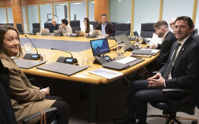 Noël d'Anjou y Amaia del Villar, en la Comisión de Hacienda y Finanzas