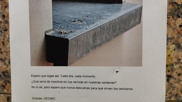 El cartel que un vecino le ha dedicado a otro quejándose de las cenizas del tabaco