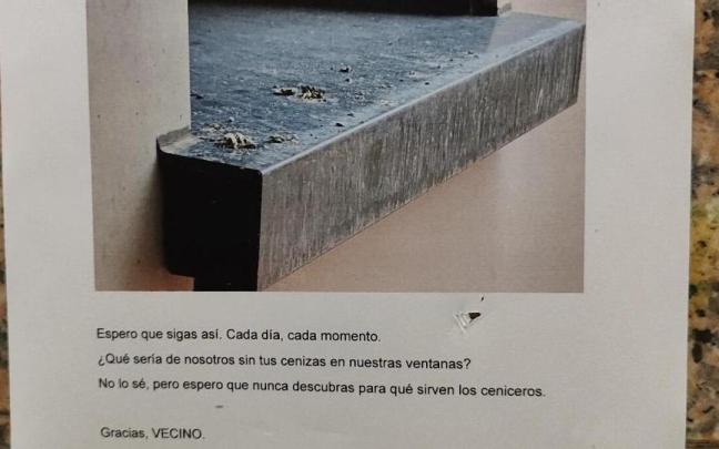 El cartel que un vecino le ha dedicado a otro quejándose de las cenizas del tabaco
