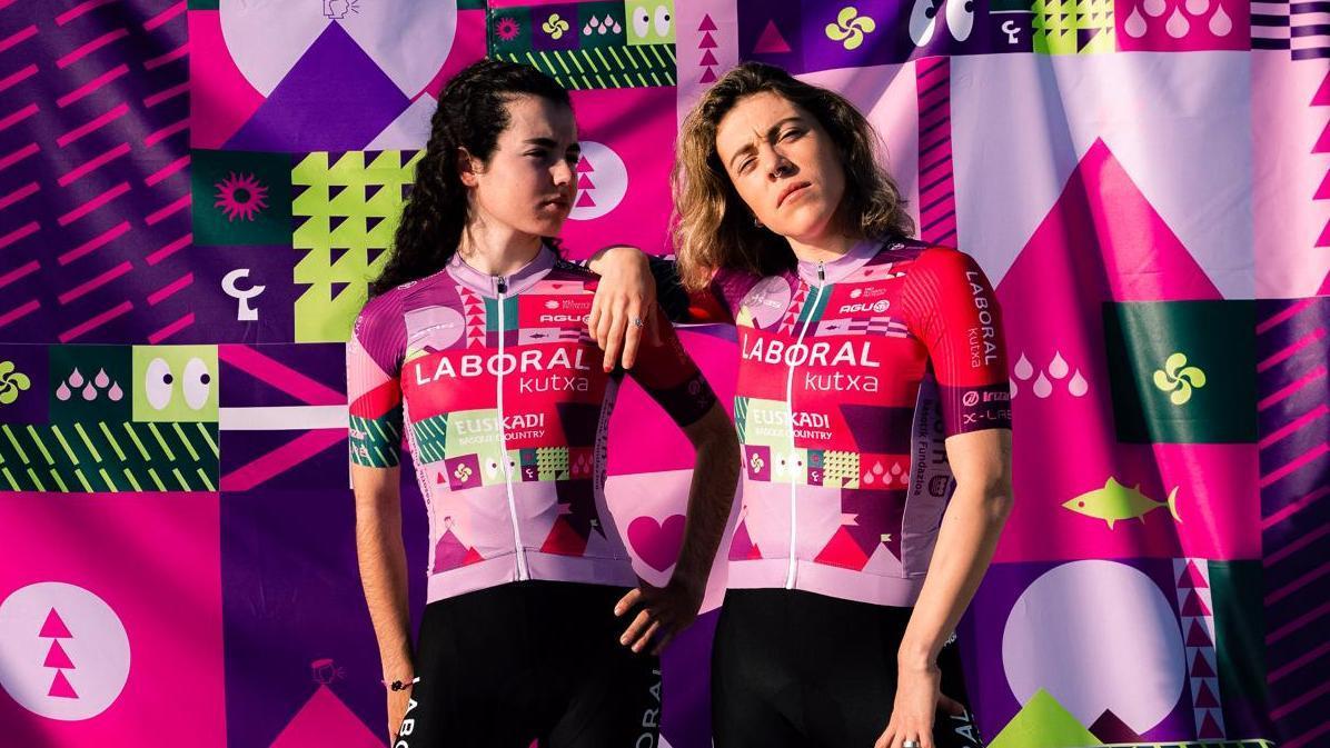 Integrantes del Laboral Kutxa-Euskadi posan con la nueva indumentaria.