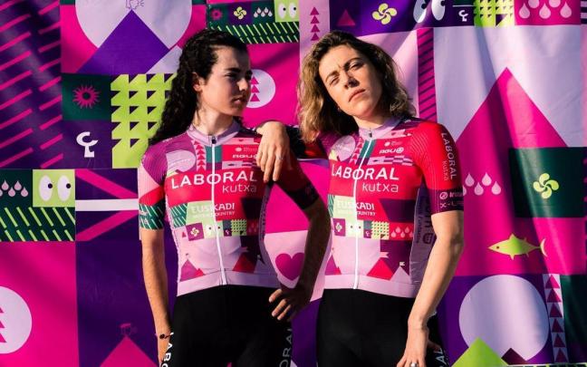 Integrantes del Laboral Kutxa-Euskadi posan con la nueva indumentaria.