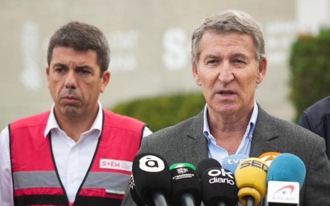 El líder del PP, Alberto Núñez Feijóo, junto al presidente de la Comunitat valenciana, Carlos Mazón.