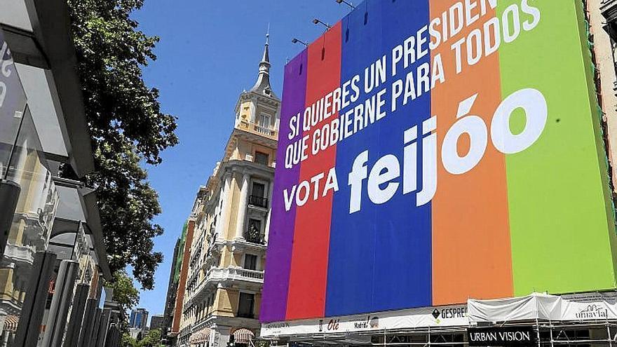 El PP colocó ayer una lona electoral en el centro de Madrid. | FOTO: EFE