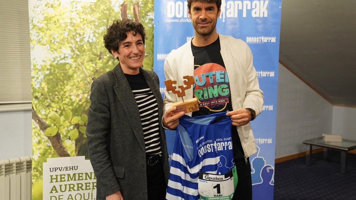 Xabi Prieto, con el dorsal 1 en la presentación de la Carrera de Primavera