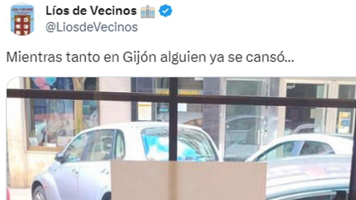 El cartel que ha aparecido en un portal de Gijón.