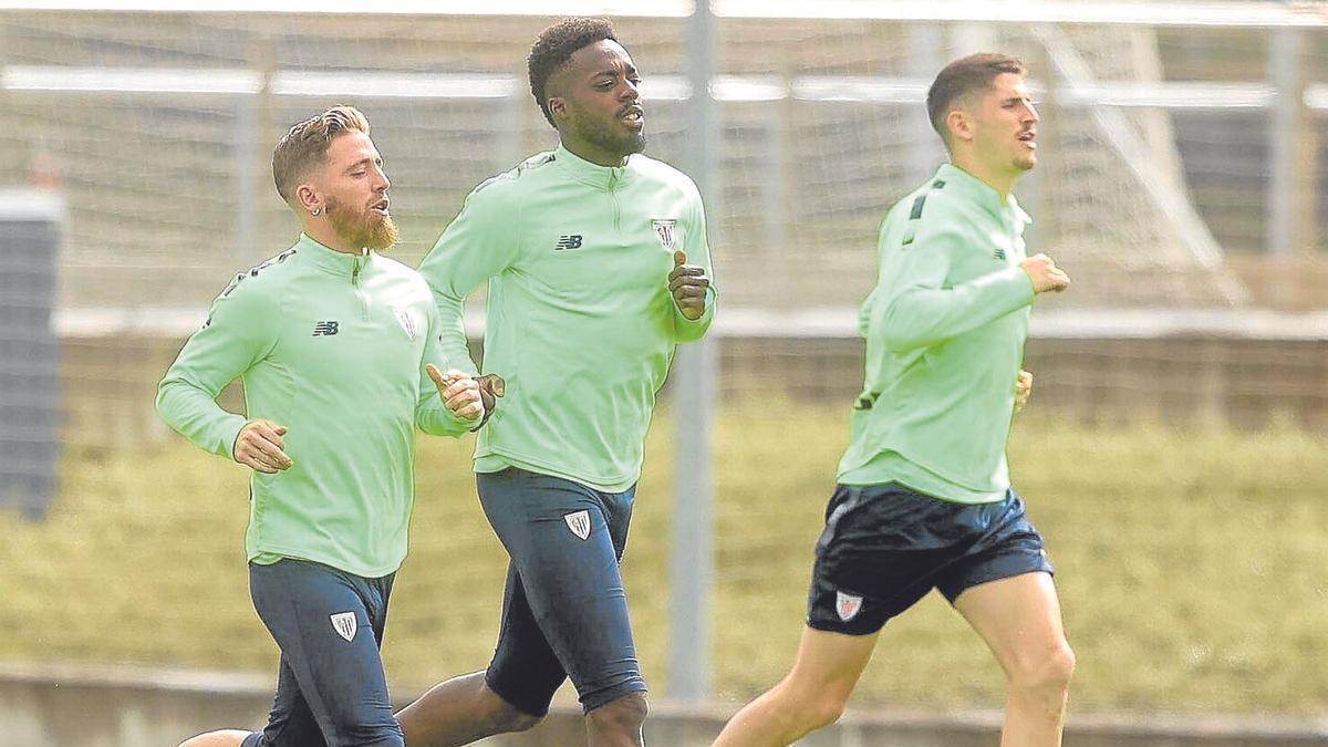 Iker Muniain, Iñaki Williams y Oihan Sancet, durante una sesión de entrenamiento.