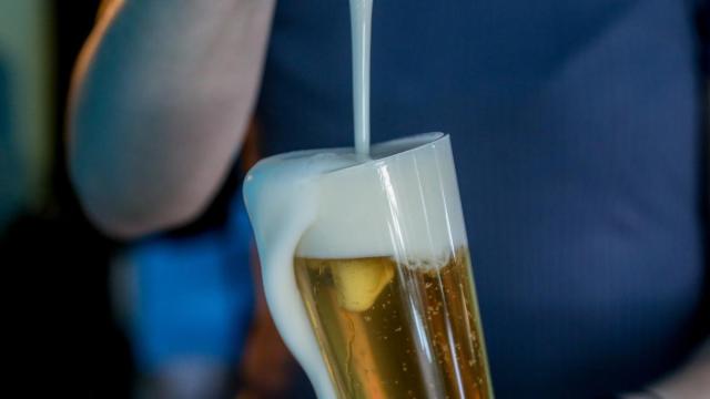 Un camarero tira una cerveza.