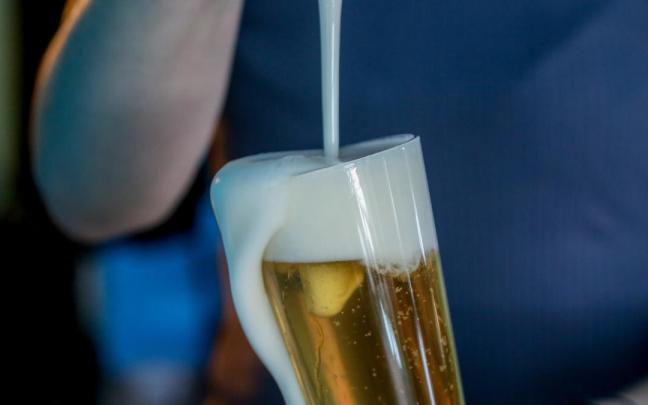 Un camarero tira una cerveza.