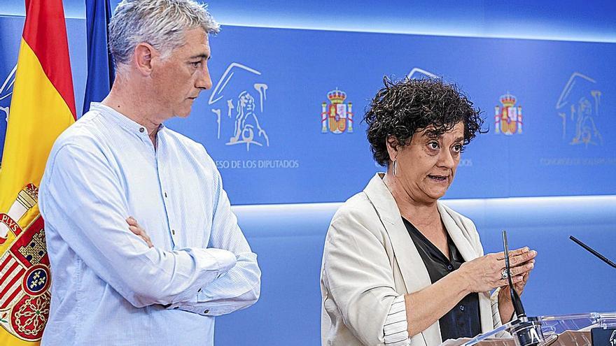 El diputado de EH Bildu Oskar Matute, con la representante de ERC, Pilar Vallugera, ayer en rueda de prensa.