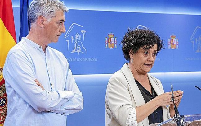 El diputado de EH Bildu Oskar Matute, con la representante de ERC, Pilar Vallugera, ayer en rueda de prensa.