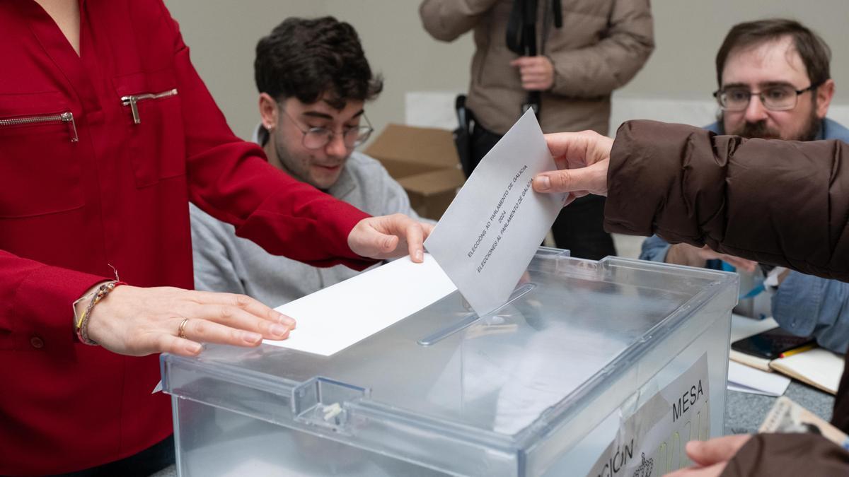 Un hombre deposita su voto en unas elecciones.