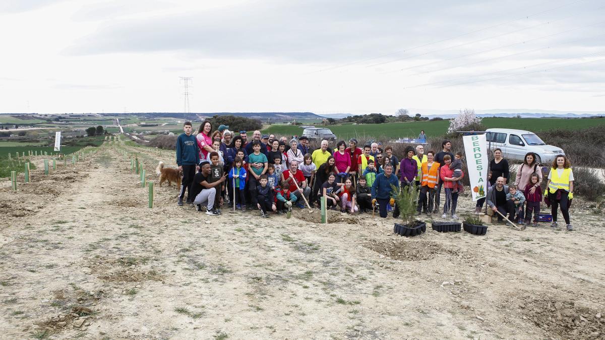 El grupo que participó en la plantación de árboles.