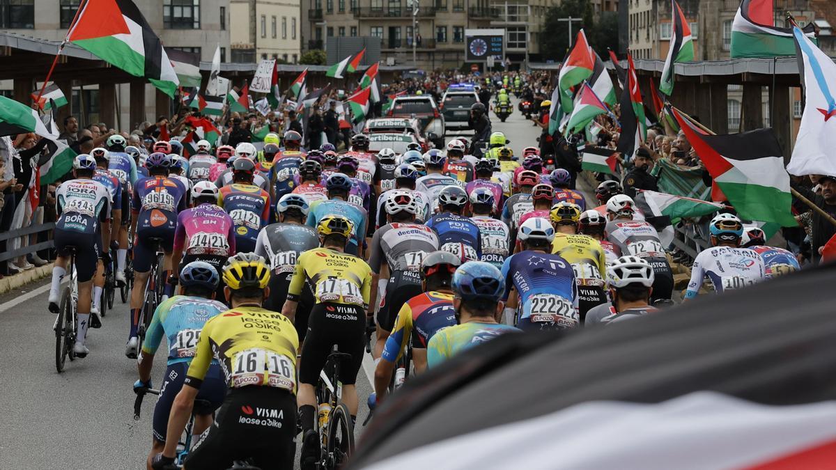 Protestas a favor de Palestina al paso del pelotón de la Vuelta.