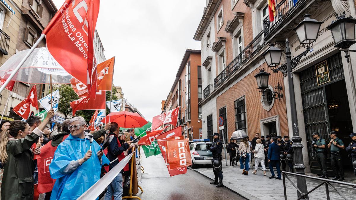 Funcionarios de la Administración de Justicia se manifiestan frente al Ministerio