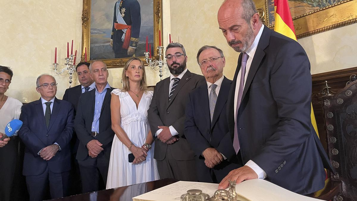 El presidente del Senado, Pedro Rollán, en presencia del presidente de Ceuta, Juan Jesús Vivas, en la ciudad autónoma.